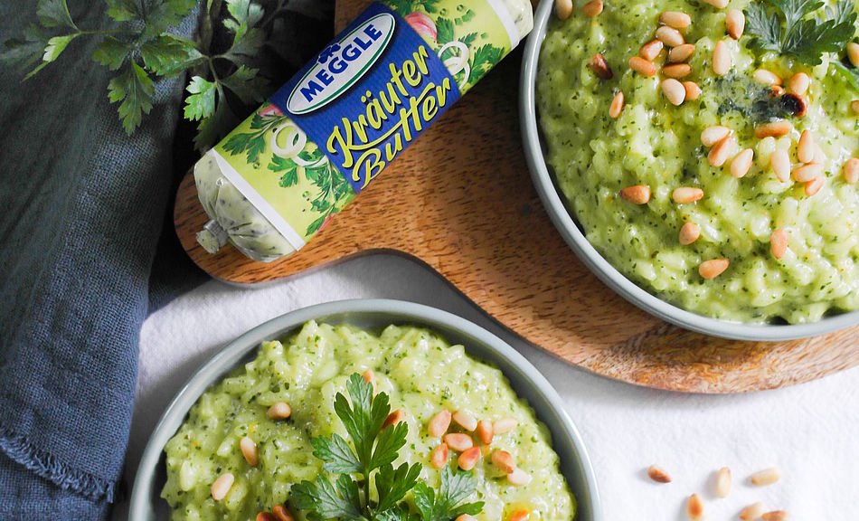 Petersilien-Risotto mit Kräuter-Butter und Pinienkernen