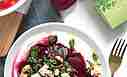 Warmer Rote-Bete-Salat mit Kräuter-Butter, karamellisierten Nüssen und Joghurt