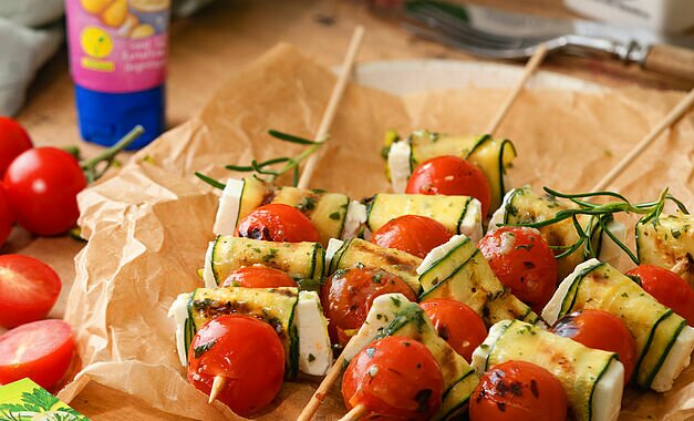 Zucchini-Spieße mit Feta und Tomate