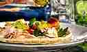 Gegrillter Lachs & würziger Krautsalat in gegrilltem Naan-Brot