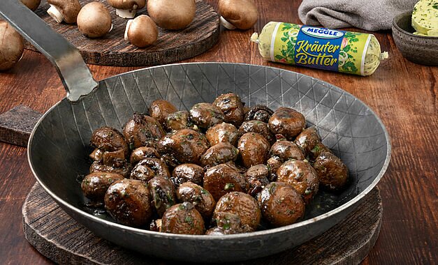Geschwenkte Champignons in Kräuter-Butter