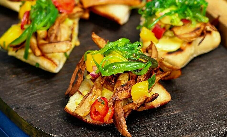 Knoblauchbrot mit pulled Kräuterseitlingen