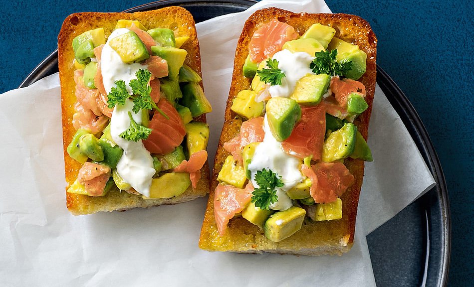 Knoblauch Brot mit Lachs & Avocado