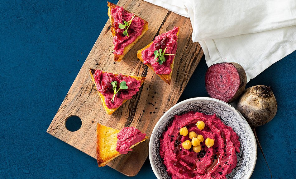 Knoblauch Brot mit Rote Bete Hummus