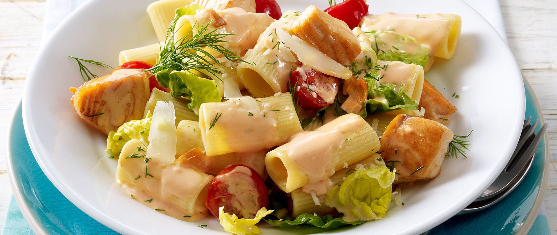 Rigatoni mit Knoblauch-Butter-Tomaten und Lachs jetzt bei MEGGLE.