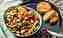 Frischer Sommersalat mit Grillknödel-Croûtons