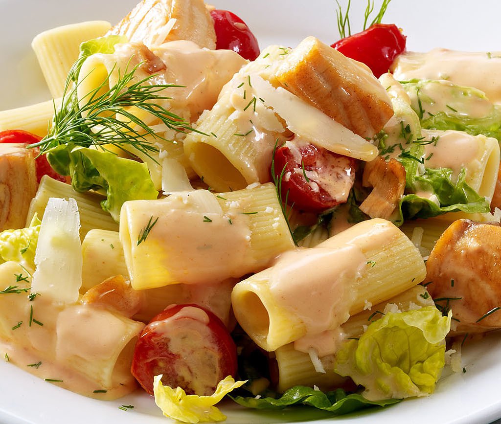 Rigatoni mit Knoblauch-Butter-Tomaten und Lachs jetzt bei MEGGLE.