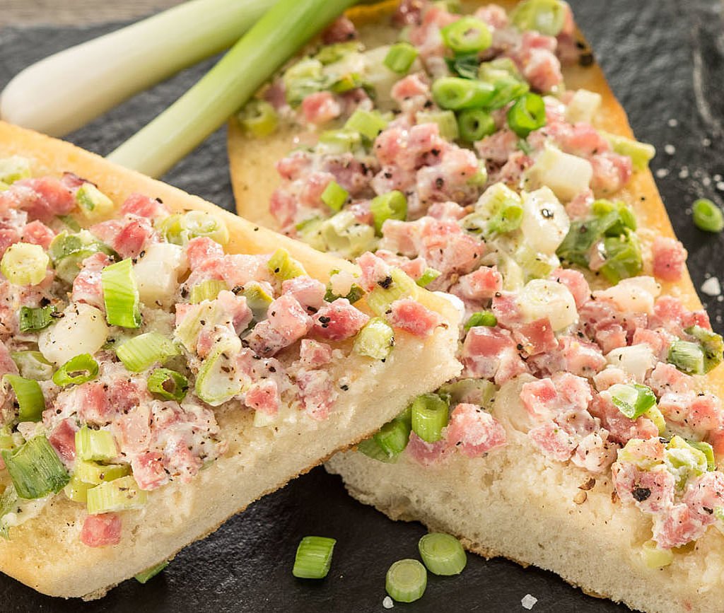 Rezept: Knoblauch Brot a la Flammkuchen jetzt bei MEGGLE